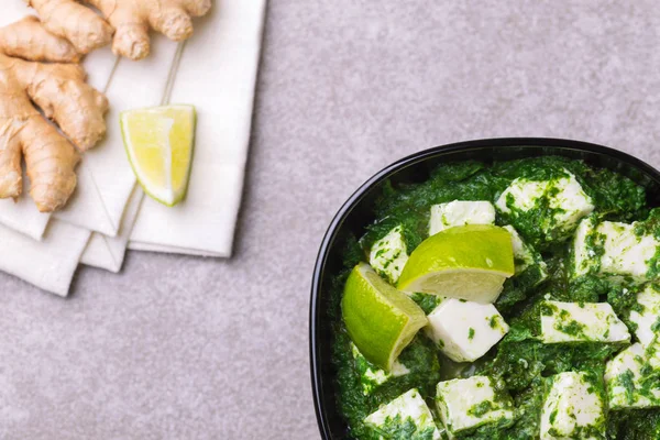 Traditionele Indiase keuken. Zelfgemaakte palak paneer. Copyspace, naar — Stockfoto