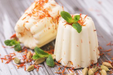 Hint kulfi tatlı, dondurma safranlı, nane, fındık ile