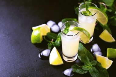 İtalyan limon limon likörü limoncello buz ve nane ile