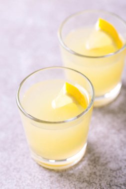 İtalyan limon limon likörü limoncello buz ve nane ile