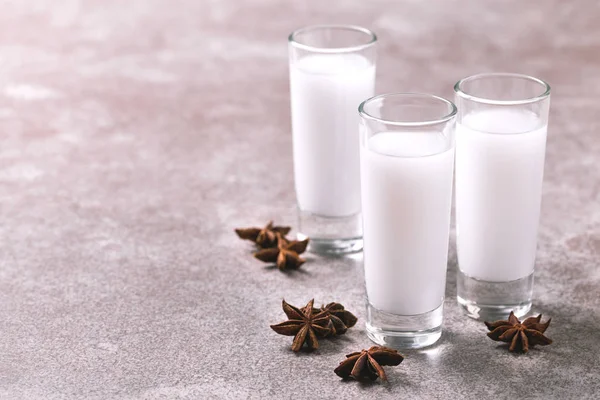 Álcool Raki com anis. Turco, grego aperitivo arak, Ouzo — Fotografia de Stock