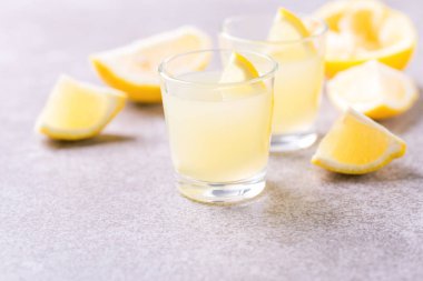 İtalyan limon limon likörü limoncello buz ve nane ile