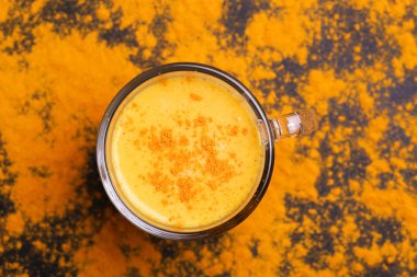 Safran, kakule ve zerdeçal Hint zerdeçal süt. Copysp