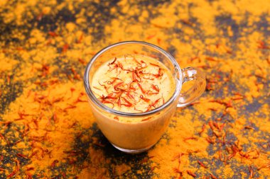 Safran, kakule ve zerdeçal Hint zerdeçal süt. Copysp