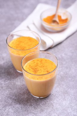 Safran, kakule ve zerdeçal Hint zerdeçal süt. Copysp