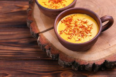 Safran, kakule ve zerdeçal Hint zerdeçal süt. Copysp