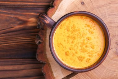 Safran, kakule ve zerdeçal Hint zerdeçal süt. Copysp