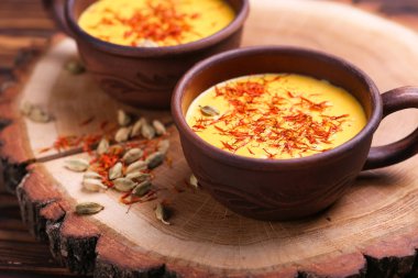 Safran, kakule ve zerdeçal Hint zerdeçal süt. Copysp