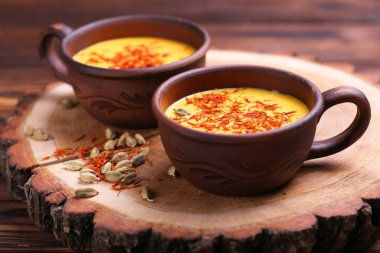 Safran, kakule ve zerdeçal Hint zerdeçal süt. Copysp