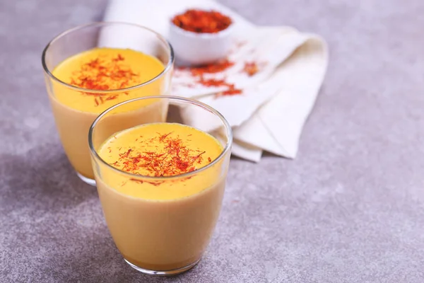 Leche de cúrcuma india con azafrán, cardamomo y cúrcuma. Copiado — Foto de Stock