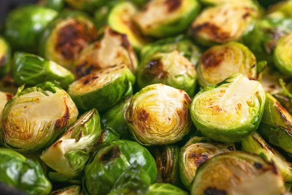 Vegetarische keuken. Spruiten geroosterd met olijfolie. COP — Stockfoto