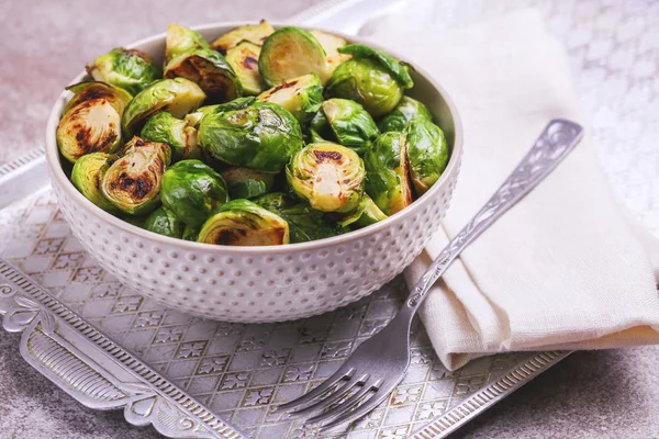 Vegetarische keuken. Spruiten geroosterd met olijfolie. COP — Stockfoto