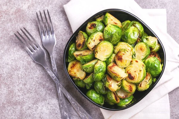 Vegetarische keuken. Spruiten geroosterd met olijfolie. COP — Stockfoto