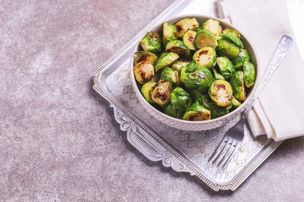 Vegetarische keuken. Spruiten geroosterd met olijfolie. COP — Stockfoto