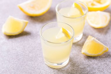İtalyan limon limon likörü limoncello buz ve nane ile