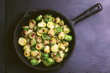 Vejetaryen mutfağı. Brüksel lahanası zeytinyağı ile kavrulmuş. Polis