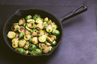 Vejetaryen mutfağı. Brüksel lahanası zeytinyağı ile kavrulmuş. Polis