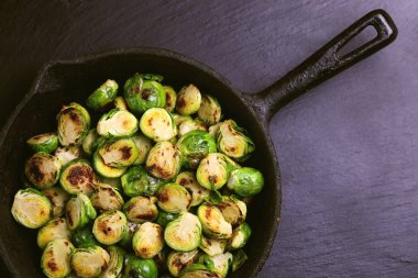 Vejetaryen mutfağı. Brüksel lahanası zeytinyağı ile kavrulmuş. Polis