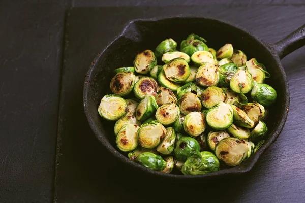 Vegetarische keuken. Spruiten geroosterd met olijfolie. COP — Stockfoto