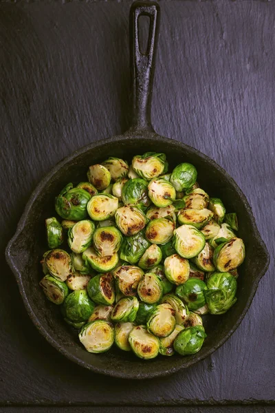 Vegetarische keuken. Spruiten geroosterd met olijfolie. COP — Stockfoto