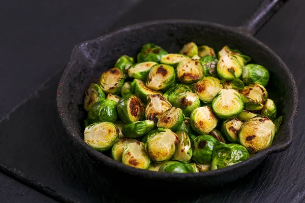 Vegetarische keuken. Spruiten geroosterd met olijfolie. COP — Stockfoto