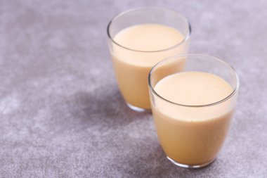 Safran, kakule ve zerdeçal Hint zerdeçal süt. Copysp