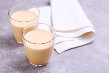 Safran, kakule ve zerdeçal Hint zerdeçal süt. Copysp