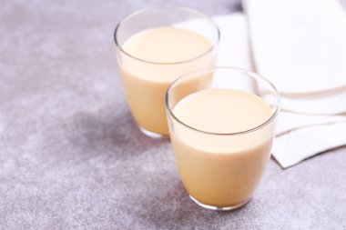 Safran, kakule ve zerdeçal Hint zerdeçal süt. Copysp