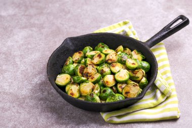 Vejetaryen mutfağı. Brüksel lahanası zeytinyağı ile kavrulmuş. Polis