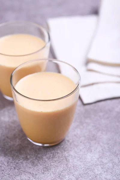 Leche de cúrcuma india con azafrán, cardamomo y cúrcuma. Copiado — Foto de Stock