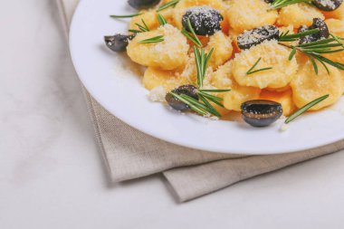 Krema sos, zeytin ve biberiye ile İtalyan Gnocchi