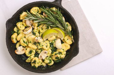 Krema sos, zeytin ve biberiye ile İtalyan Gnocchi