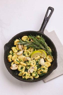 Krema sos, zeytin ve biberiye ile İtalyan Gnocchi