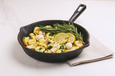 Krema sos, zeytin ve biberiye ile İtalyan Gnocchi