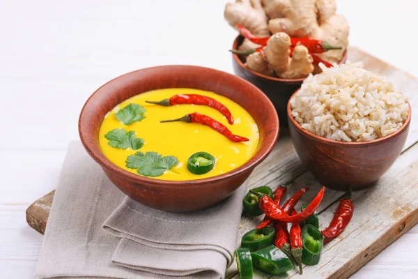 Vegetarisches Curry Gujarati Kadhi mit Kichererbsen und Joghurt — Stockfoto
