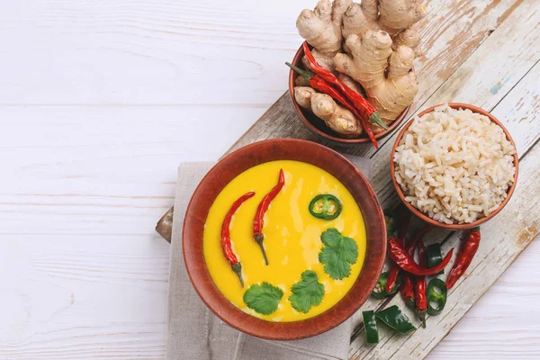 Vegetarian curry Gujarati Kadhi with chickpea and yogurt — Stock Photo, Image