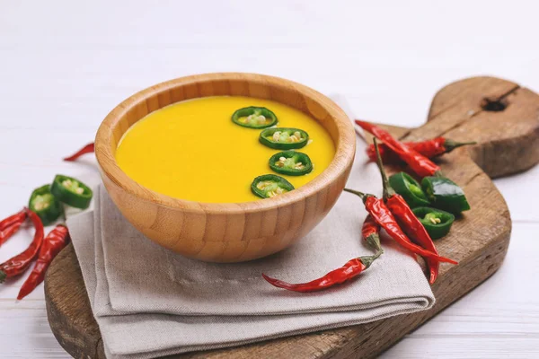 Вегетарианское карри Гуджарати Кадхи с горохом и йогуртом — стоковое фото