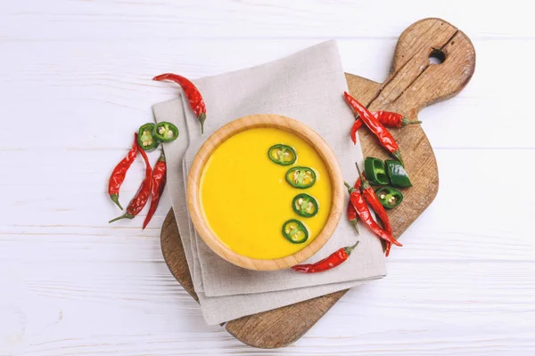 Вегетарианское карри Гуджарати Кадхи с горохом и йогуртом — стоковое фото