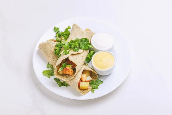 Vegetarian masala dosa with potato, chutney and sambar sauce — Stock Photo, Image