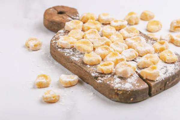 Italiaanse ongekookt zelfgemaakte aardappel gnocchi met bloem. — Stockfoto