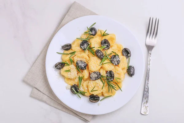 Italienische Gnocchi mit Sahnesoße, Oliven und Rosmarin — Stockfoto