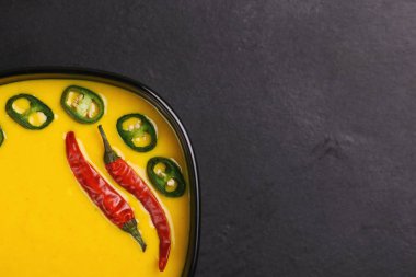 Vejetaryen köri Gucerat dili Kadhi nohut ve yoğurt ile