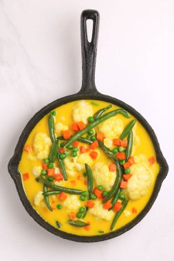 Hint vejetaryen körili sebze kavurma. Boşaltmak, üstten görünüm