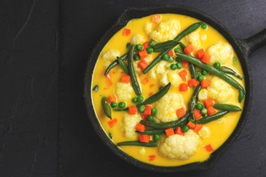 Hint vejetaryen körili sebze kavurma. Boşaltmak, üstten görünüm