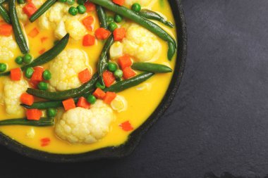 Hint vejetaryen körili sebze kavurma. Boşaltmak, üstten görünüm