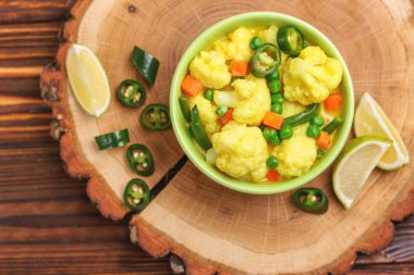 Hint vejetaryen körili sebze kavurma. Boşaltmak, üstten görünüm