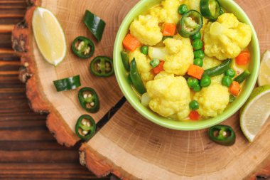 Hint vejetaryen körili sebze kavurma. Boşaltmak, üstten görünüm