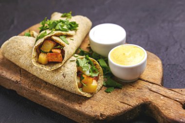 Vejetaryen masala dosa patates, Hint turşusu ile sambar sos