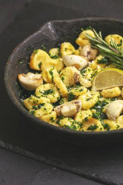 Krema sos, zeytin ve biberiye ile İtalyan Gnocchi