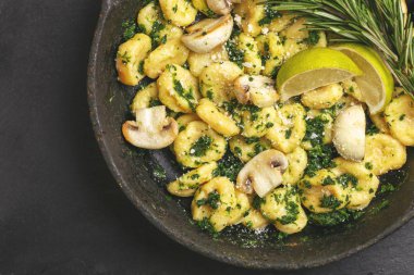 Krema sos, zeytin ve biberiye ile İtalyan Gnocchi